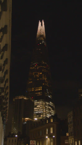 Vertikales-Video,-Das-Das-Äußere-Des-Shard-Bürogebäudes-In-Der-Skyline-Des-Londoner-Geschäftsviertels-Bei-Nacht-Zeigt-1